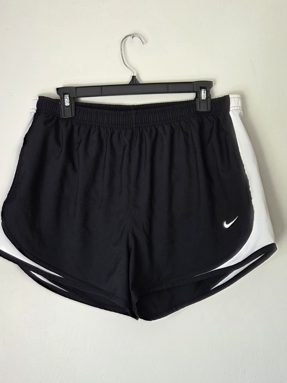 Nike Dri-FIT Mesh Athletic Shorts White Black Waistband Small Inseam 2.5"